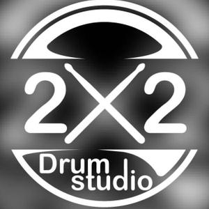 Логотип 2x2 Drum Studio — школа игры на барабанах во Владивостоке