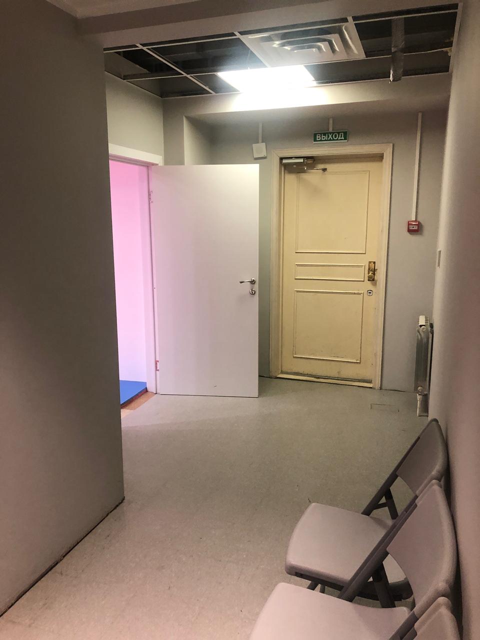 Вход в зал айкидо: последняя дверь налево