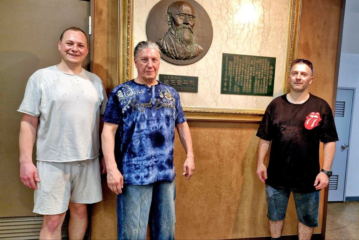 Мезенцев и Аленин в Хомбу Додзё, Токио